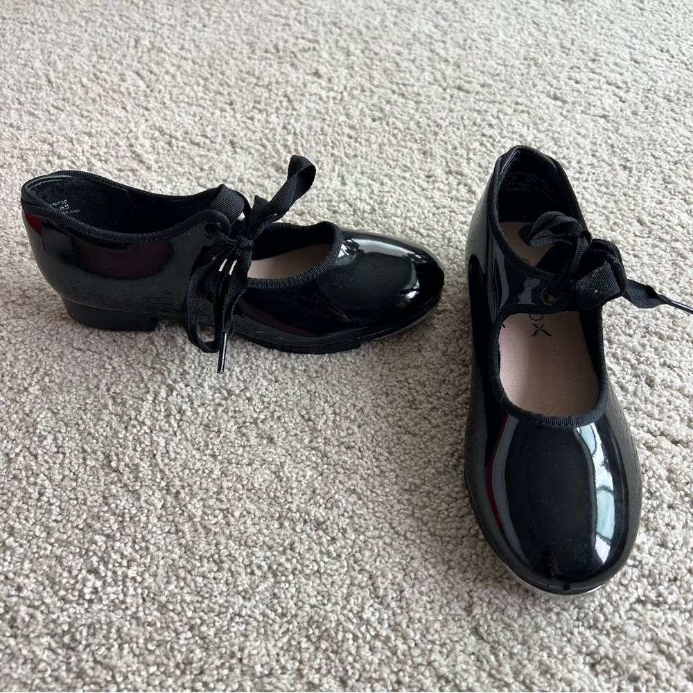 Girls Capezio Jr. Tayette patent leather black tap shoes